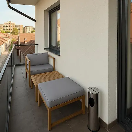 Apartments 7-17 Arena Central Suites Апарт-отель