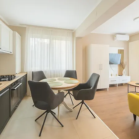 Arena 7-17 Apartahotel 4*