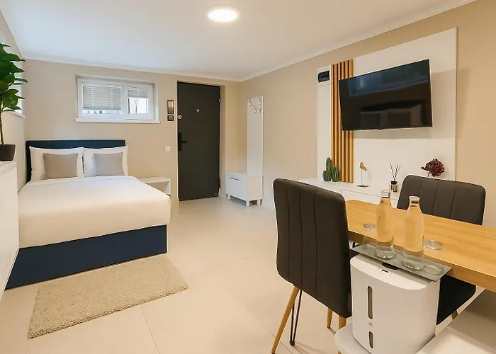 Arena 7-17 Apartahotel 4*